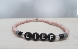 Zilvergrijs rocailles armbandje met tekst LIEF