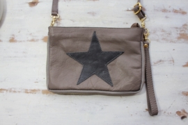 Taupe leren clutch met ster