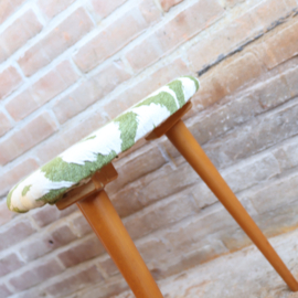 Vintage jaren 60 kruk hout groen print stof