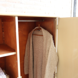 Vintage kledingkast  creme beige