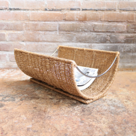 Vintage rotan lectuurmand met metalen handvaten
