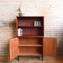 Vintage boekenkast dicht en open