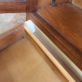 Vintage linnenkast kledingkast kinderkamer ruitjes jaren 30 hang leg