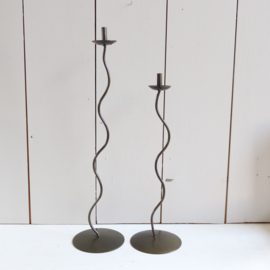 Curved swirl kandelaar set 2 metaal groen