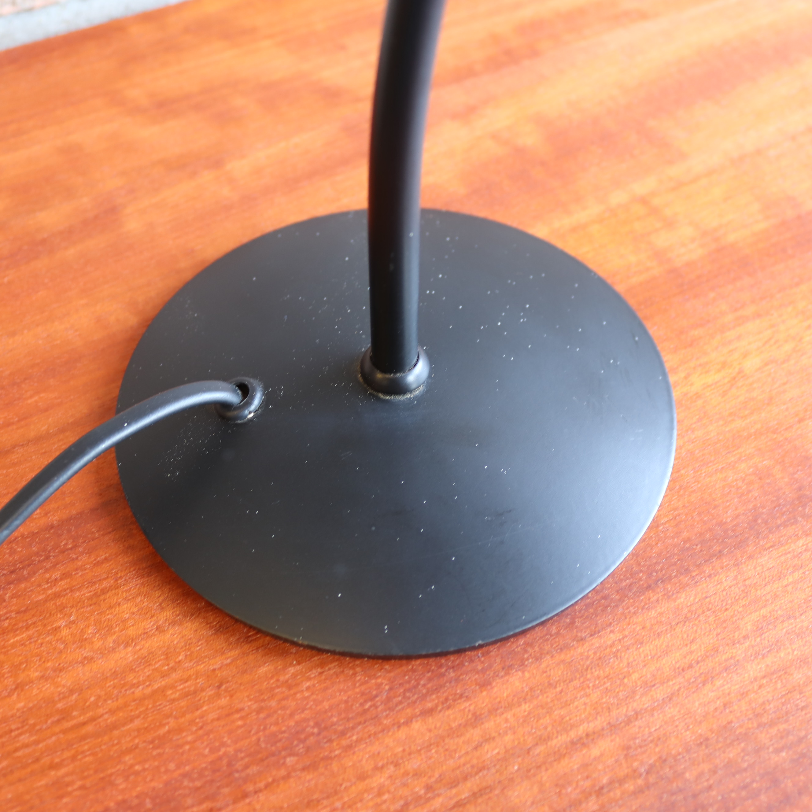 Vintage 80s postmodern golvend wavy lampen voet zwart riet