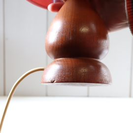 Vintage houten lamp voet met rode lampenkap