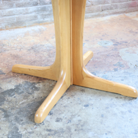 Vintage eettafel rond uitschuifbaar ovaal kruispoot