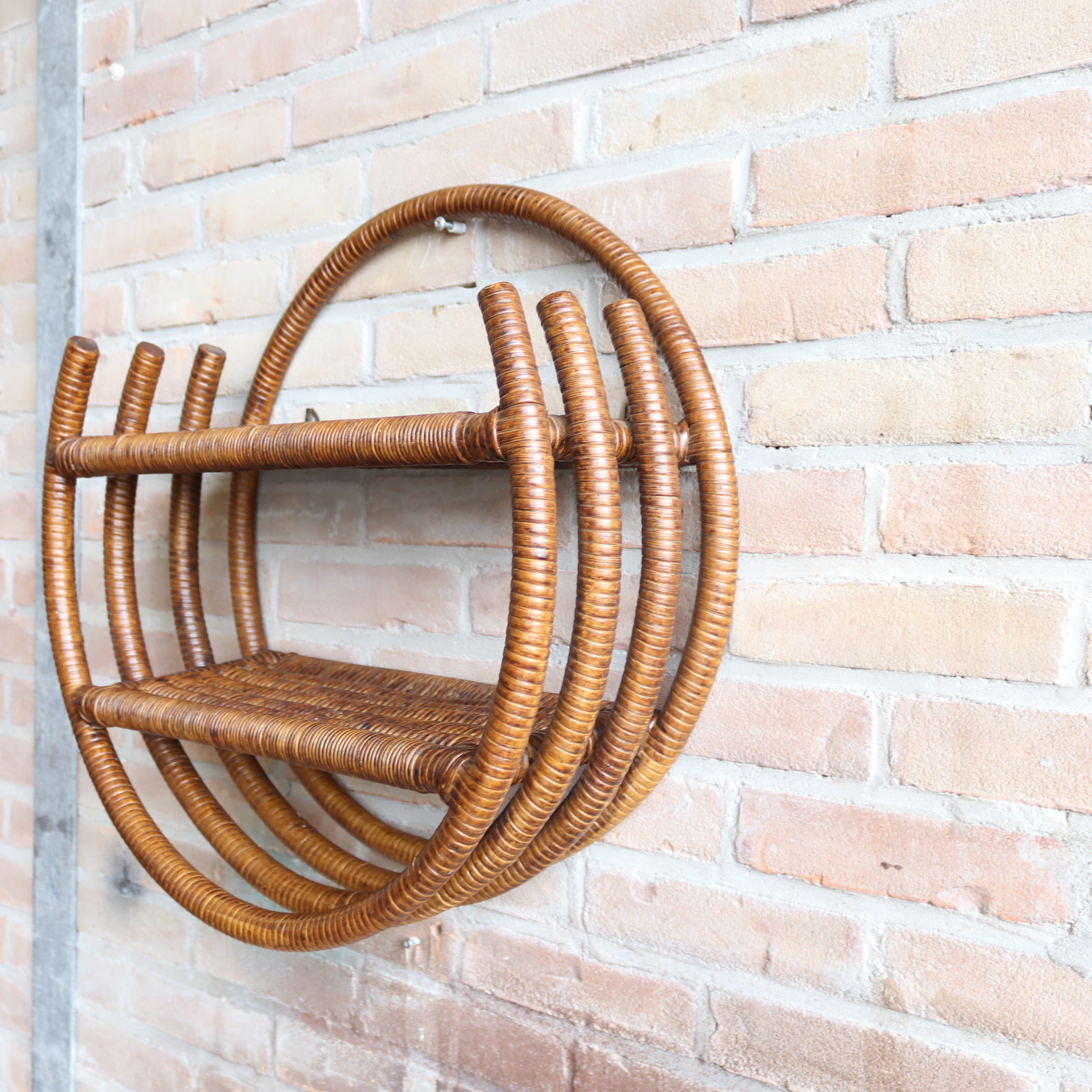 Vintage rotan wandkastje rond donker