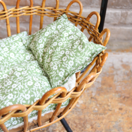 vintage  poppenwieg rotan jaren 70