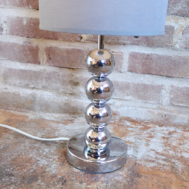 Chroom kleurig zilver bollen tafel lamp met kap