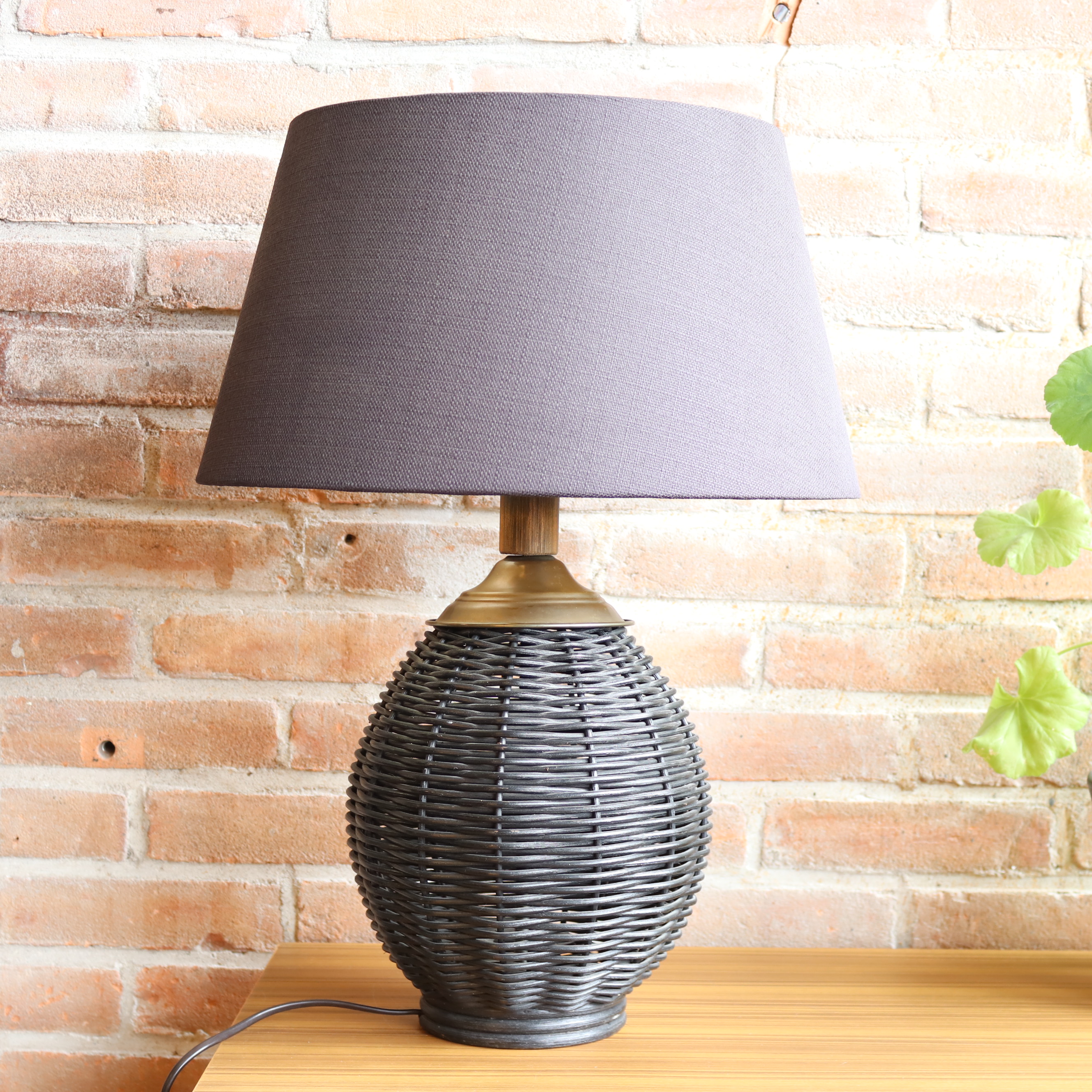 Vintage rotan lamp donker grijs messing detail