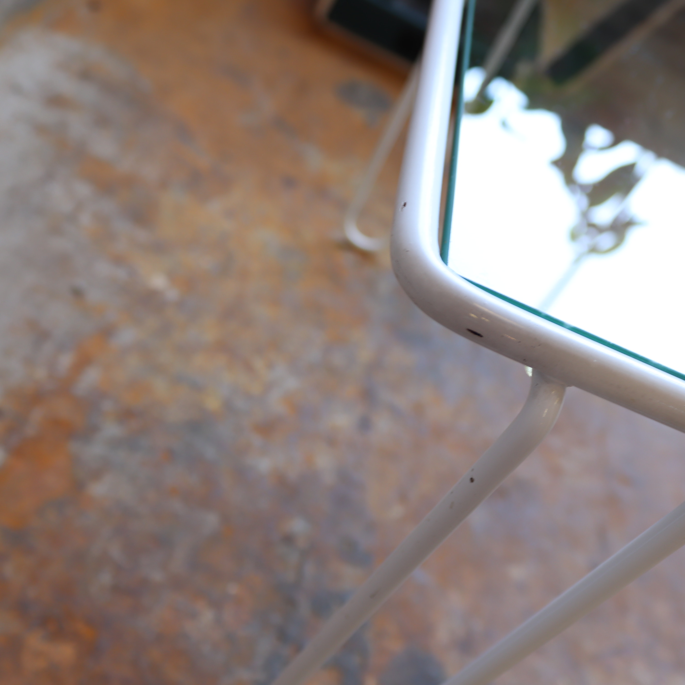 Vintage postmodern bijzettafel wit luspoten glas