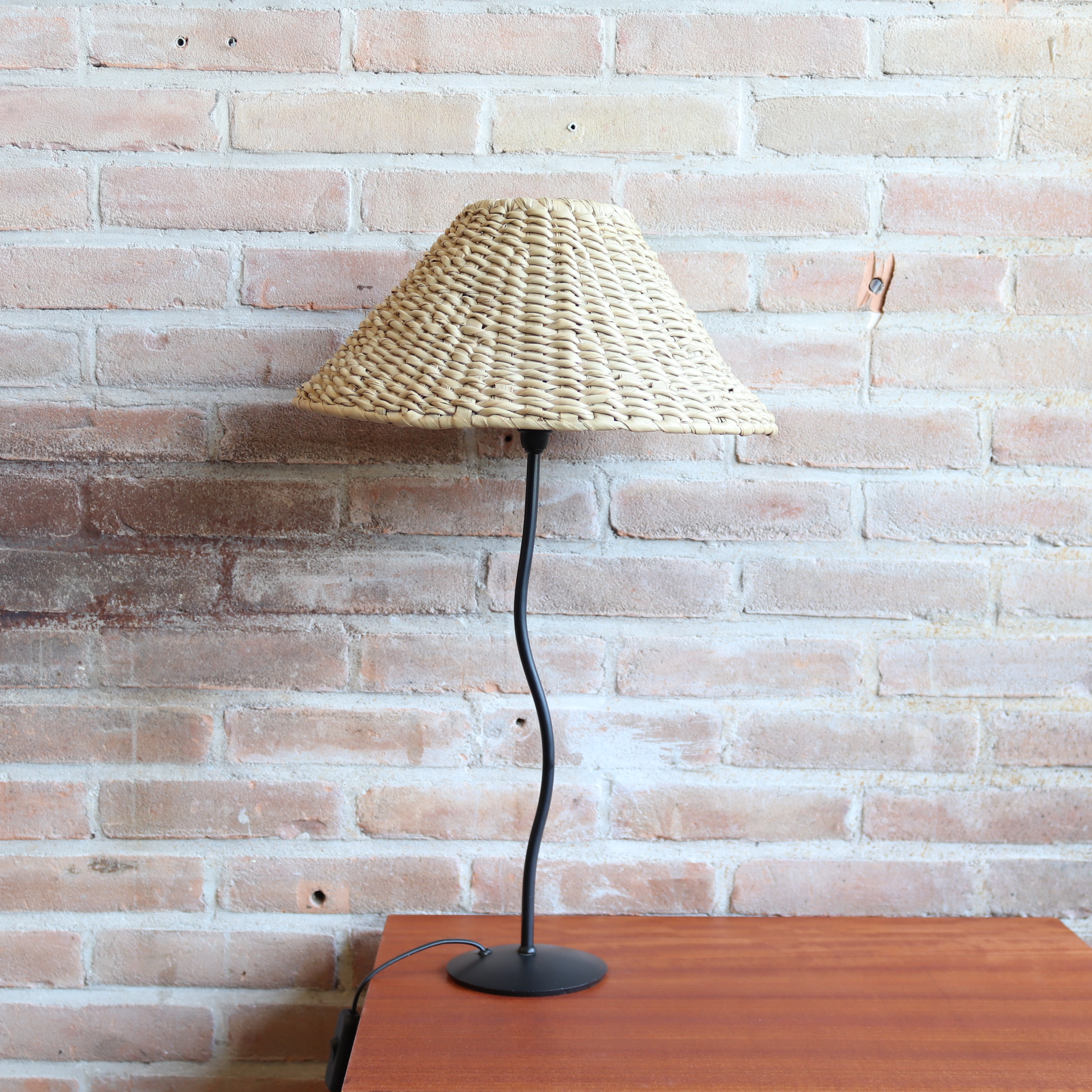 Vintage 80s postmodern golvend wavy lampen voet zwart riet