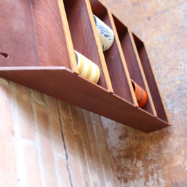 Vintage wandkastje donker hout keuken mokken