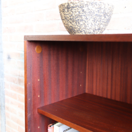 Vintage boekenkast dicht en open
