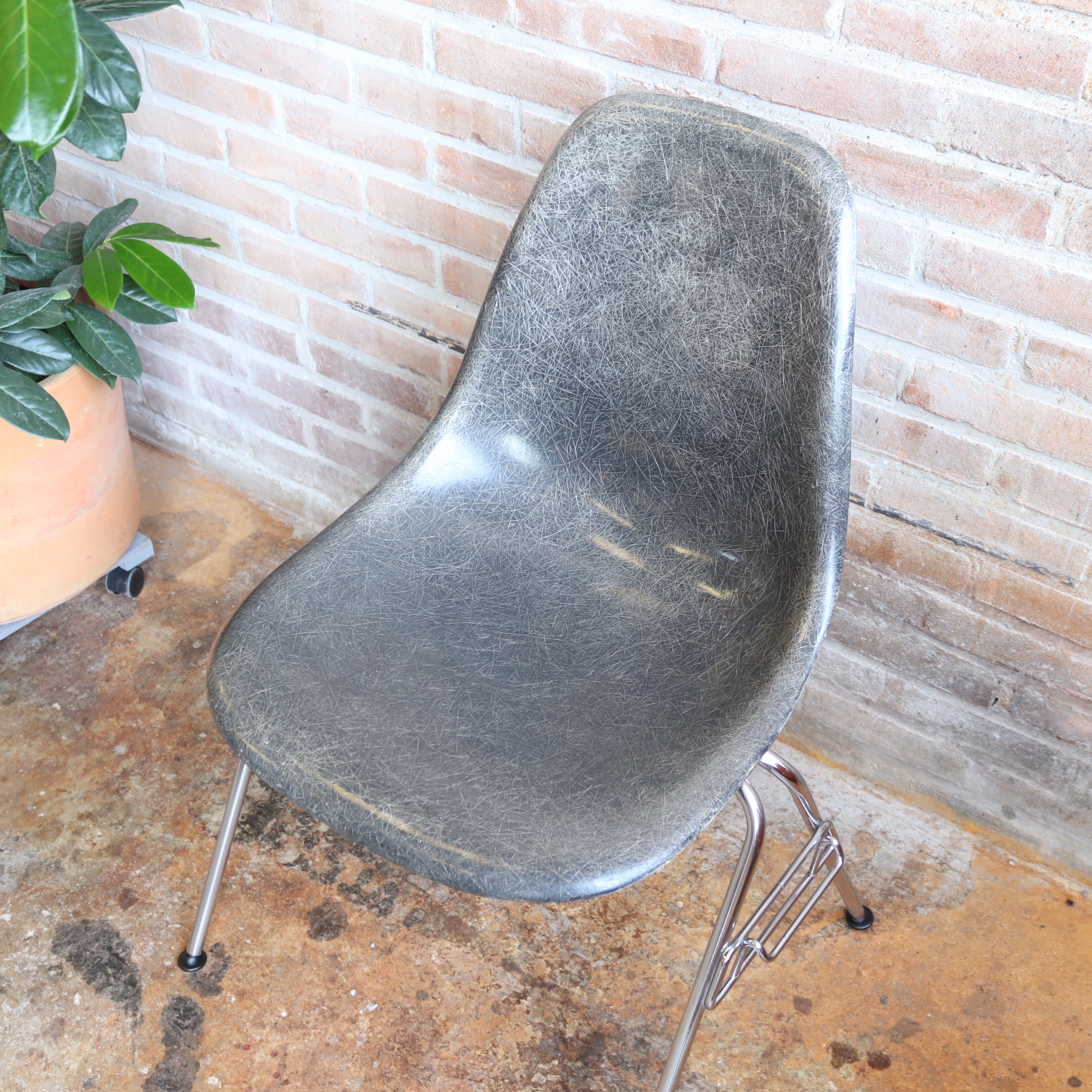 Vintage Eames fiberglas stoel grijs