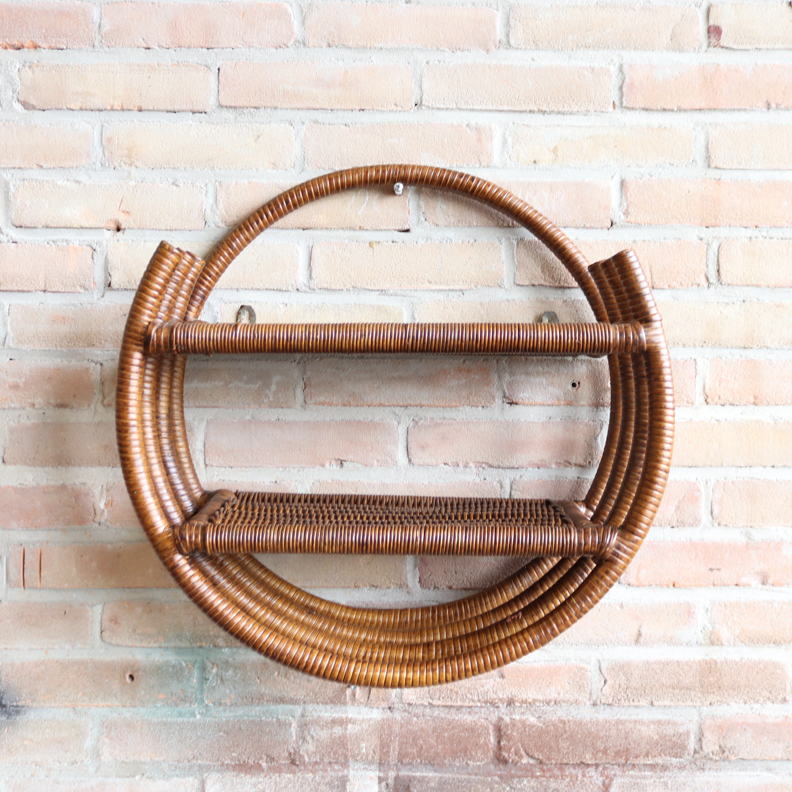 Vintage rotan wandkastje rond donker