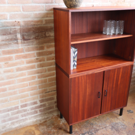 Vintage boekenkast dicht en open