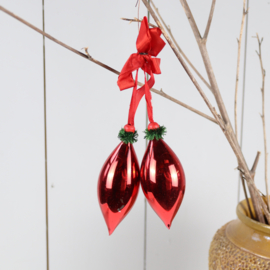 Vintage kerstbal pegels aan lint rood