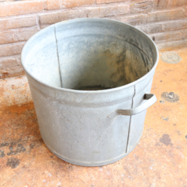 Vintage oude zinken pot teil buiten