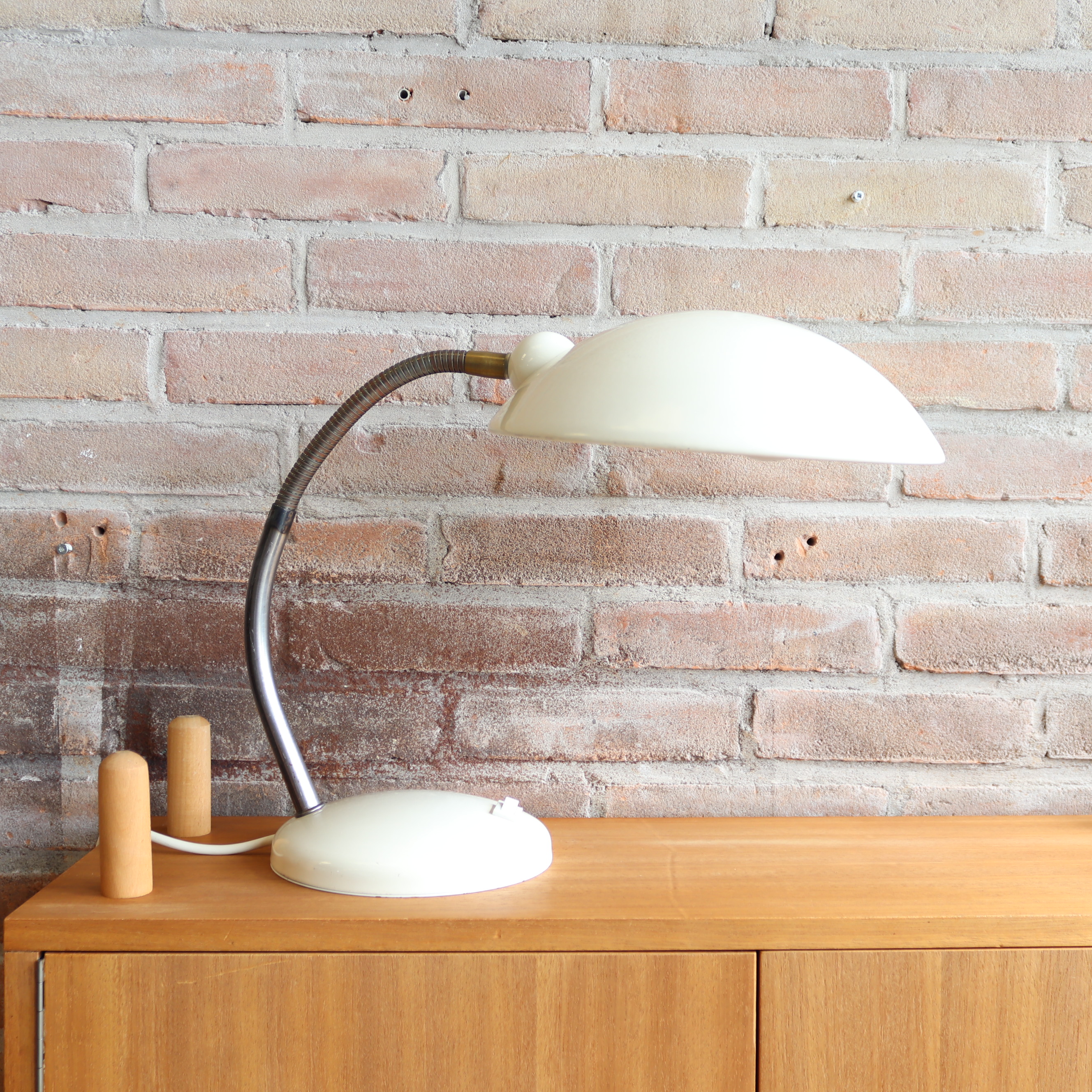 Vintage bureaulamp grote ronde kap metaal wit