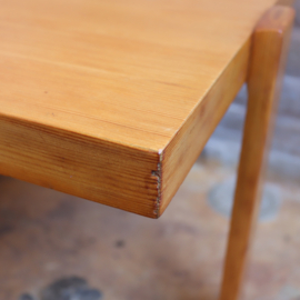 Set van twee vintage bijzettafels licht hout