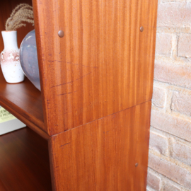 Vintage boekenkast dicht en open