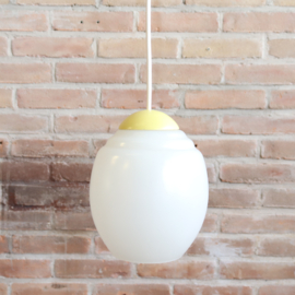Vintage melkglas lamp licht geel