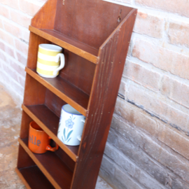 Vintage wandkastje donker hout keuken mokken