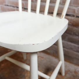 Scandinavische spijlenstoel wit