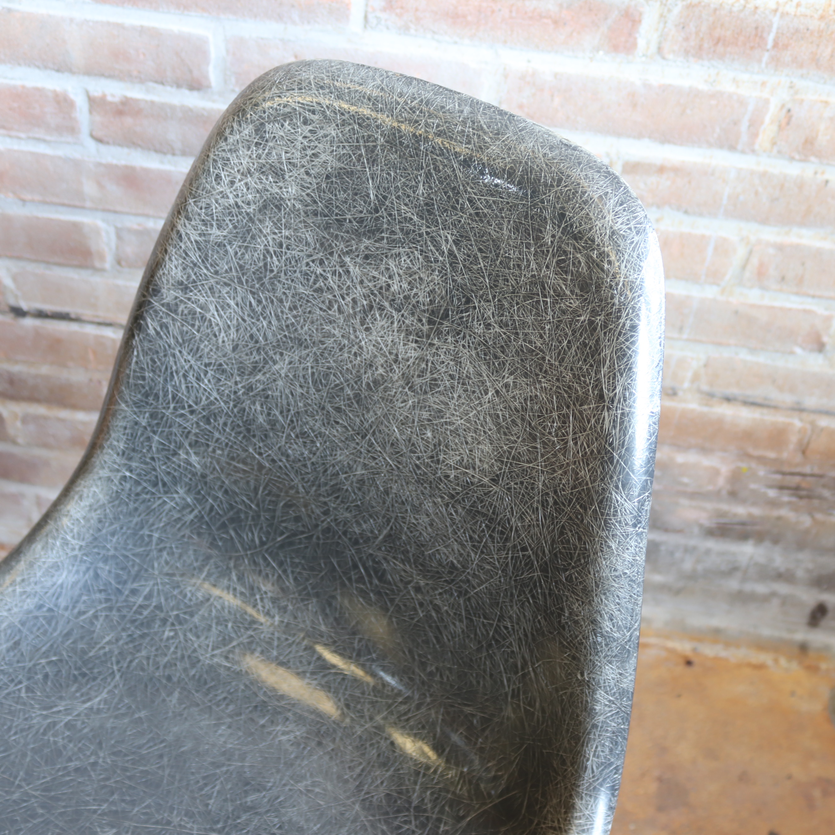 Vintage Eames fiberglas stoel grijs