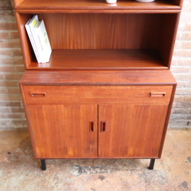 Vintage boekenkast dicht en open