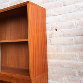 Vintage kast hoog smal ondiep glazen deurtjes