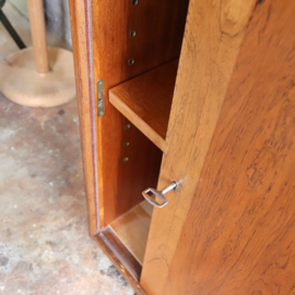 Vintage dressoir  roldeur met kleine vakjes