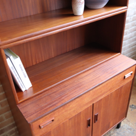 Vintage boekenkast dicht en open