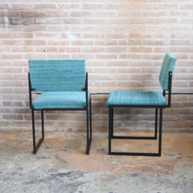 Vintage stoelen zwart metaal frame blauw stof