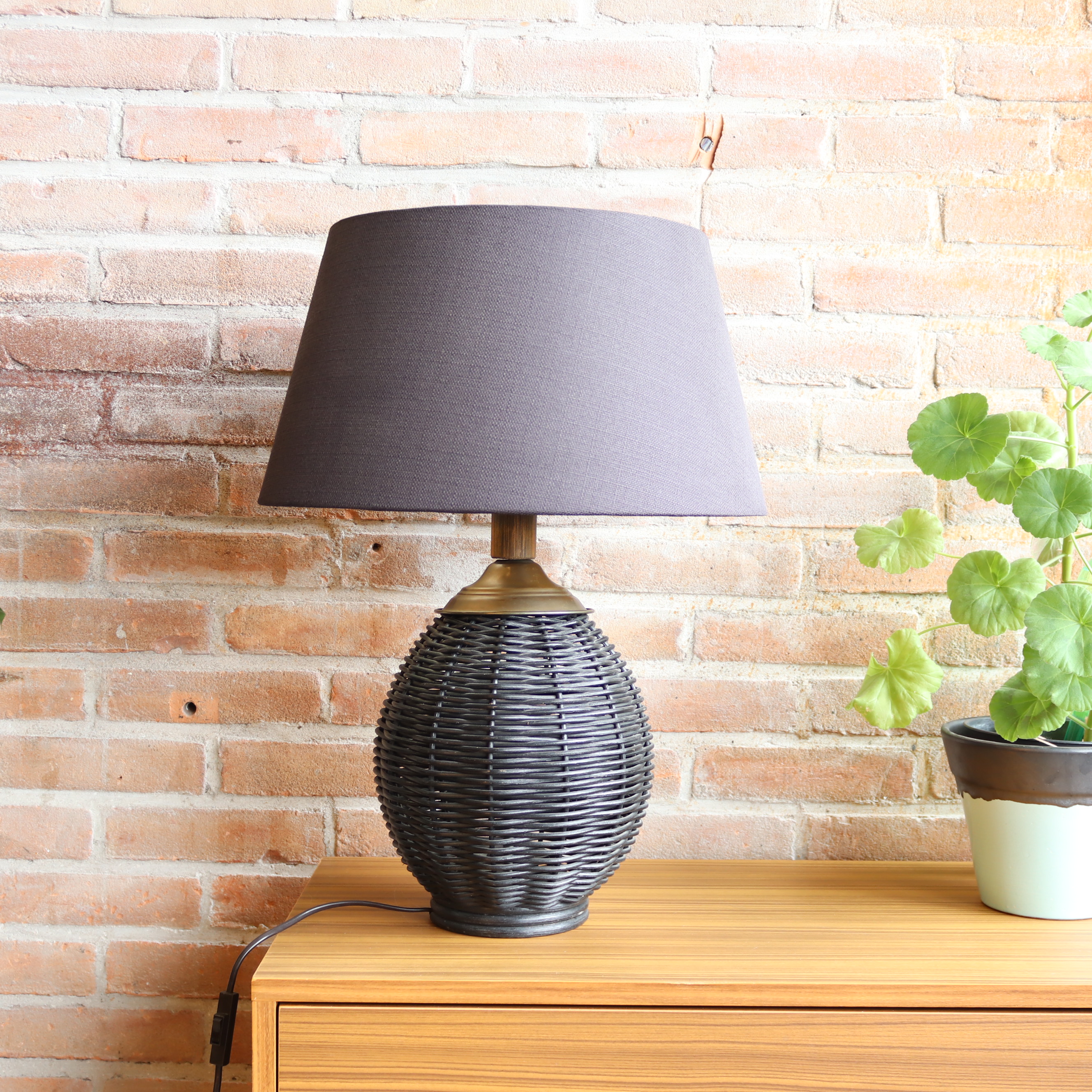 Vintage rotan lamp donker grijs messing detail