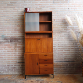 Vintage kast hoog smal ondiep glazen deurtjes