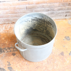 Vintage oude zinken pot teil buiten