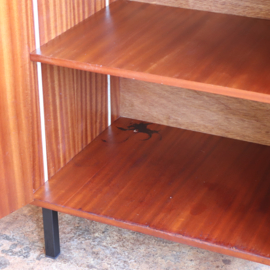 Vintage kleding kast jaren 70 leg planken smal