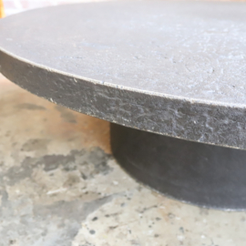 Vintage salontafel brutalist rond zwart beton