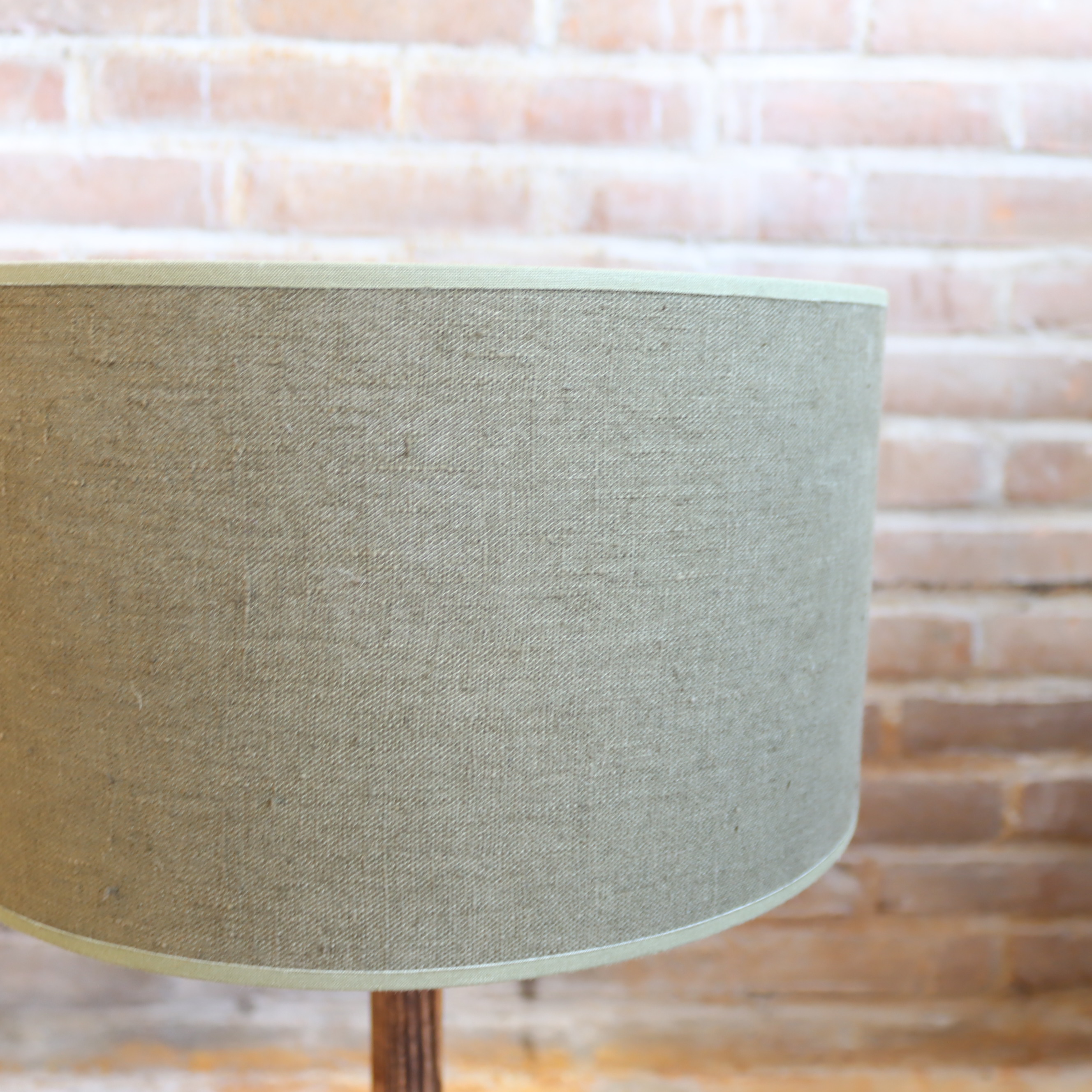 Vintage houten lamp voet met donker groene lampenkap