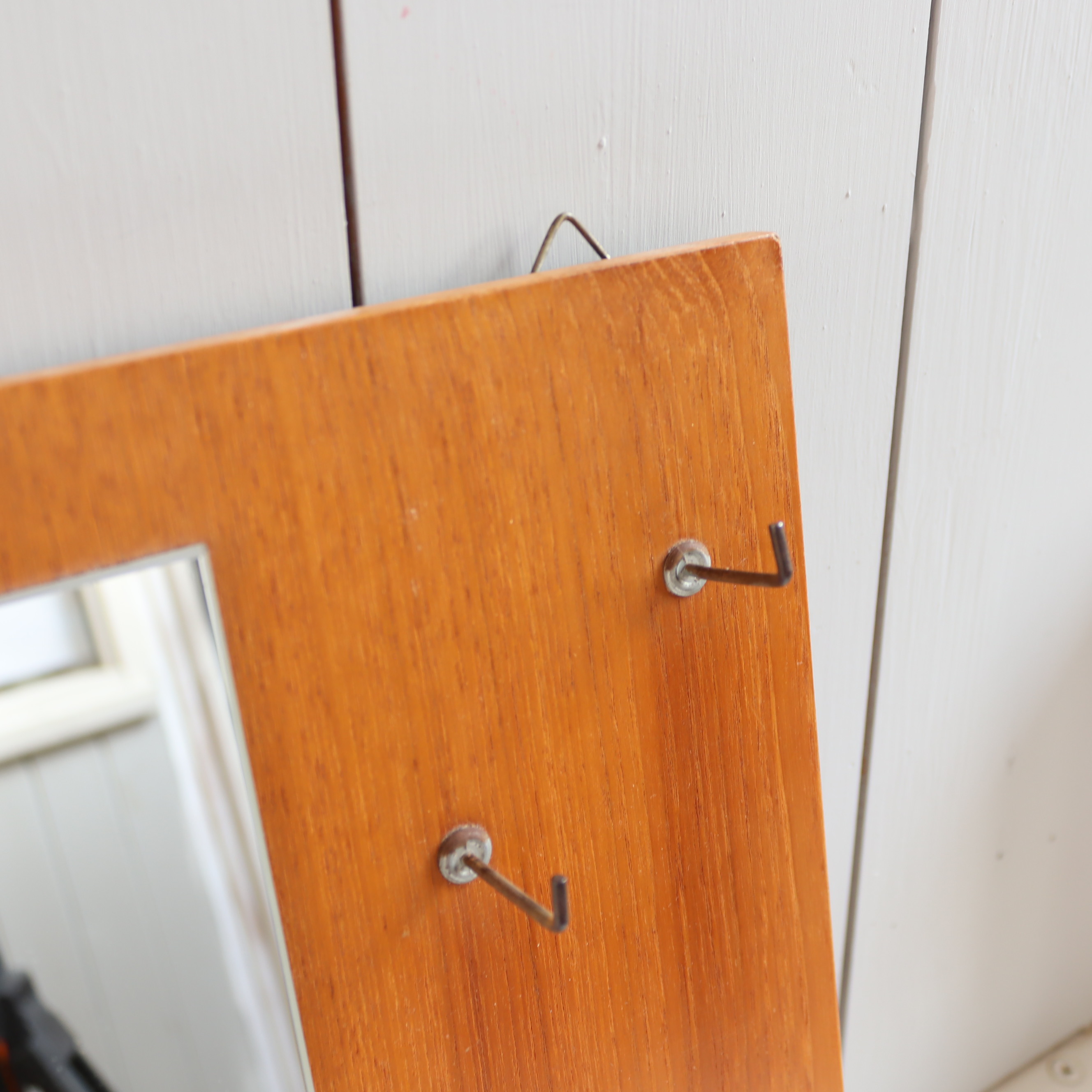 vintage spiegel op hout hal sleutels