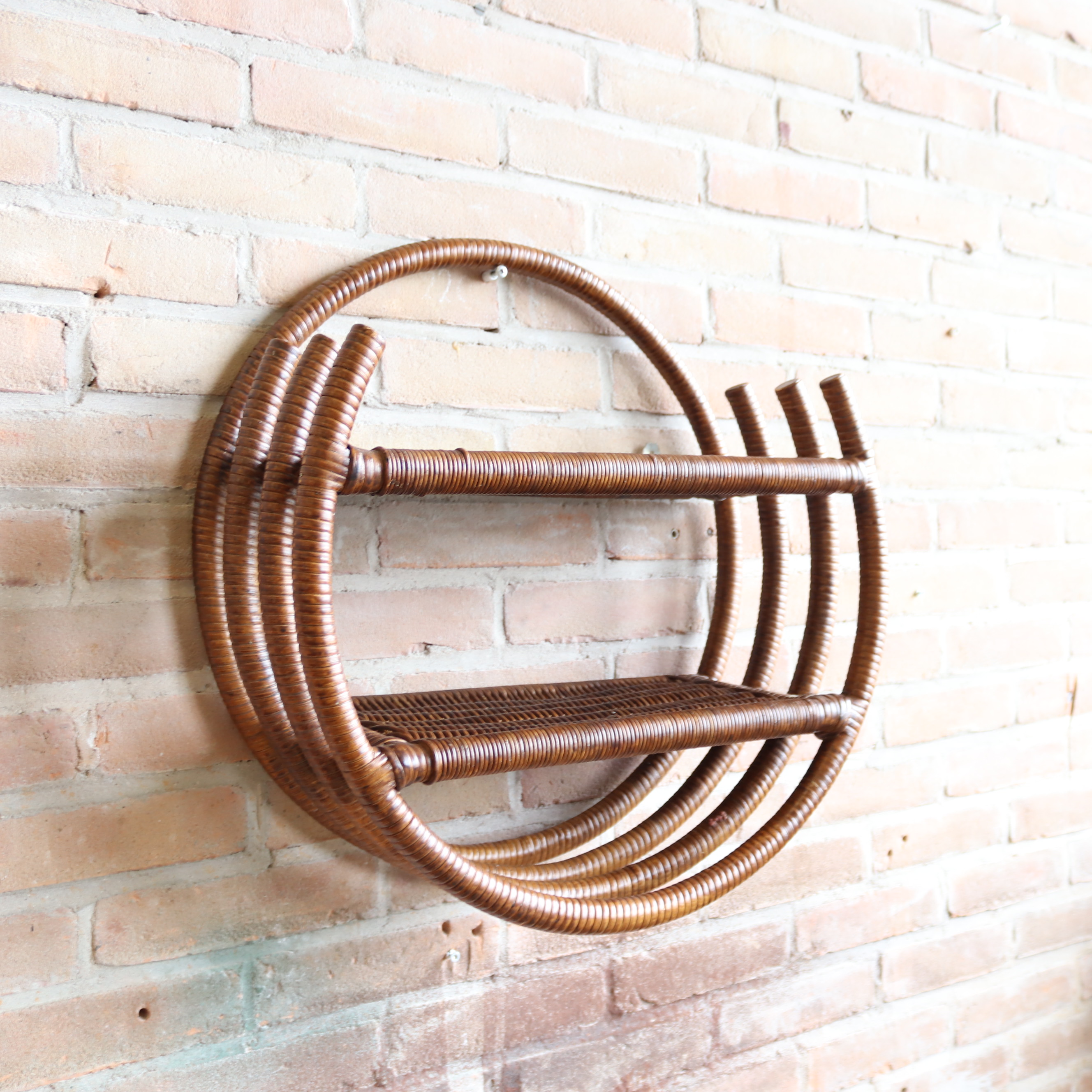 Vintage rotan wandkastje rond donker