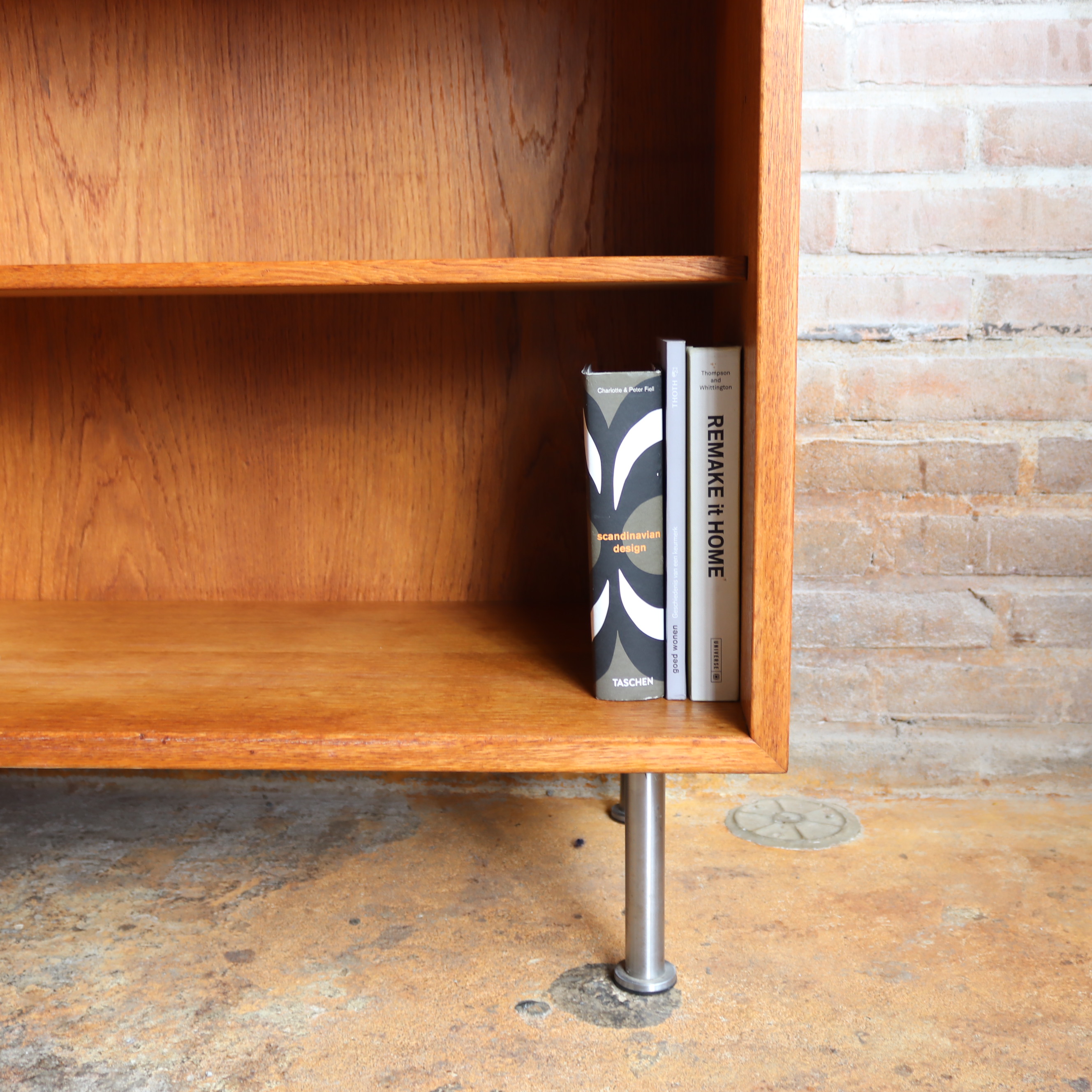 Vintage lage boekenkast Borge Mogensen dressoir rvs hout