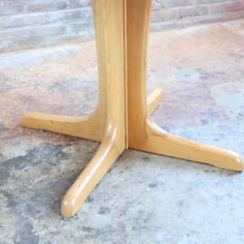 Vintage eettafel rond uitschuifbaar ovaal kruispoot