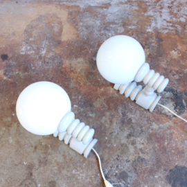 set 2 Vintage wandlampen  witte bollen  jaren 70