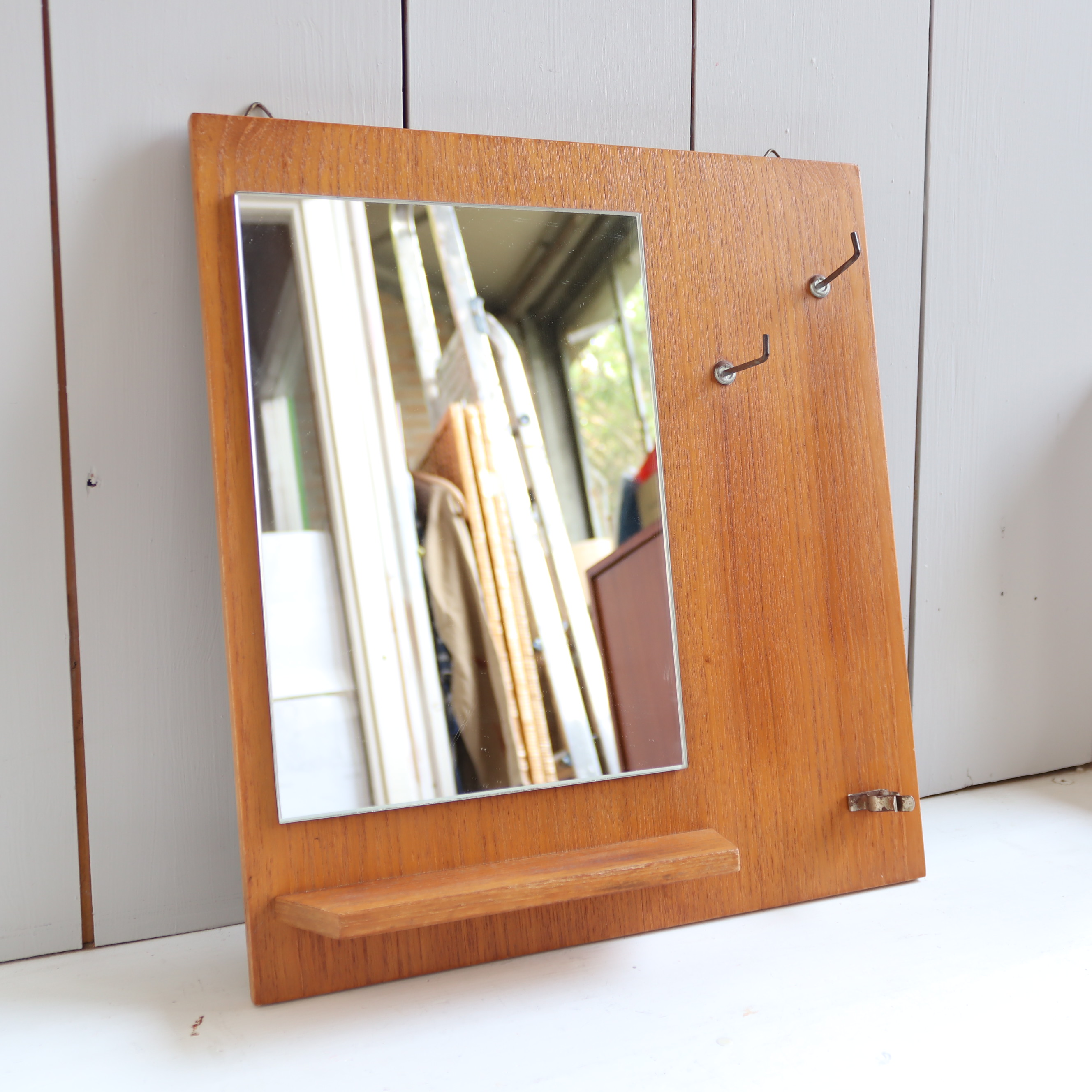 vintage spiegel op hout hal sleutels