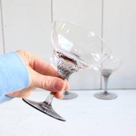 Vintage glazen coupe glazen met rookglas gedraaid voetje