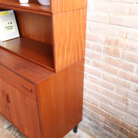 Vintage boekenkast dicht en open